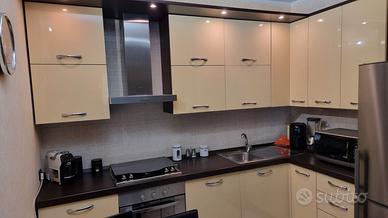 Cucina angolare completa di elettrodomestici