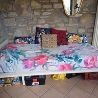 Letto ad onda, materasso e comodino