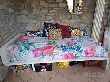 Letto ad onda, materasso e comodino