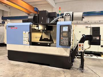 CENTRO DI LAVORO DOOSAN DNM 500  FANUC ANNO 2012