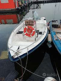 Barca con motore e carello