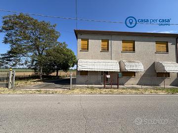 ABITAZIONE ACCOSTATA SU DUE LIVELLI CON GIARDINO E