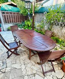 Tavolo da giardino in legno con sedie