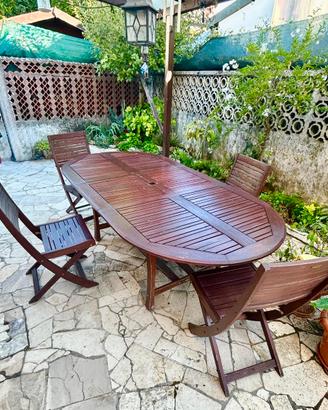 Tavolo da giardino in legno con sedie