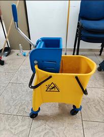 Carrello lavapavimenti professionale con strizzato