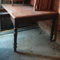 TAVOLO IN LEGNO QUADRATO CON CASSETTO