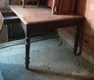 TAVOLO IN LEGNO QUADRATO CON CASSETTO