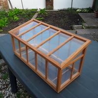 piccola serra antica in legno