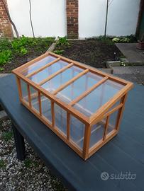 piccola serra antica in legno