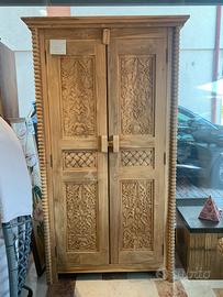 Armadio in teak intagliato