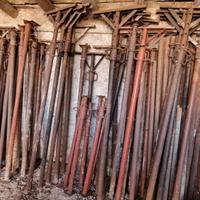 Stock di puntelli e tubi innocenti