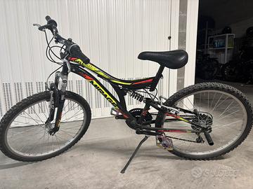 Mountain Bike 24” nera personalizzata