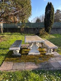 Tavolo e panche in pietra