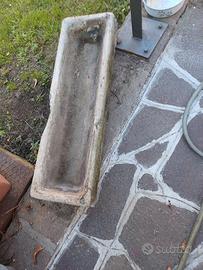 abbeveratoio o vaso in cemento