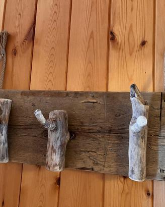 Attaccapanni in legno - artista Inge