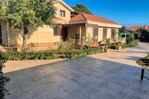 Prestigiosa villa unifam. ampio giardino e piscina