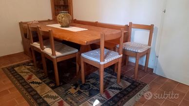 Tavolo, panca e sedie in legno
