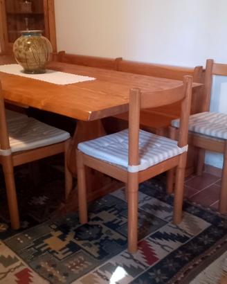 Tavolo, panca e sedie in legno