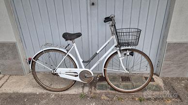 Bici da città Legnano con cestino e portapacchi