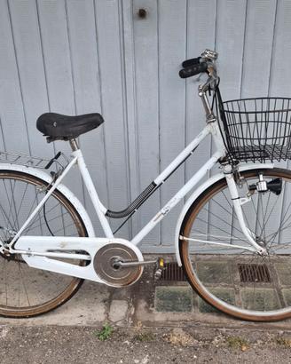Bici da città Legnano con cestino e portapacchi