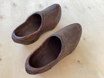 Zoccoli di legno antichi