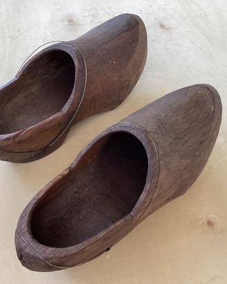 Zoccoli di legno antichi