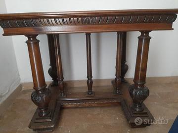Tavolo antico in legno massiccio.
