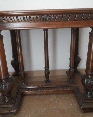 Tavolo antico in legno massiccio.
