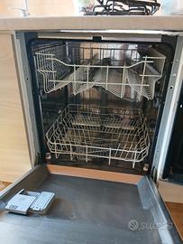 Cucina lineare moderna con elettrodomestici