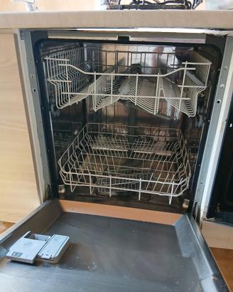 Cucina lineare moderna con elettrodomestici
