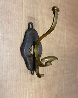ANTICO APPENDIABITI IN OTTONE E LEGNO.