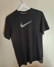 T-shirt Nike Nera con Swoosh - Taglia S