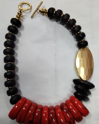 collana in legno e resina rosso e oro