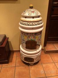 Stufa in ceramica antica , scrivania da camera