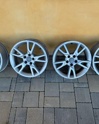 4 Cerchi Audi 17” originali, coprimozzo e sacche