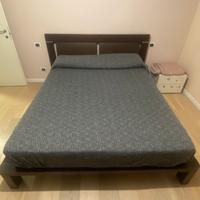 Letto doghe di legno e divano in pelle