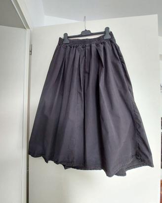 Gonna nera ampia al polpaccio