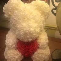 Orsetto di rose color panna con cuore rosso