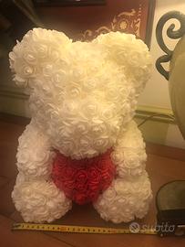 Orsetto di rose color panna con cuore rosso