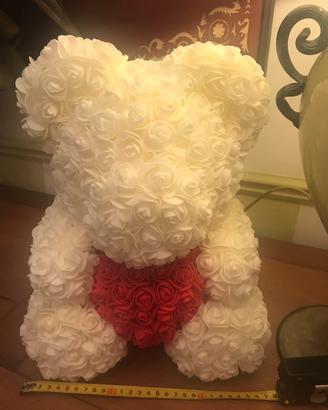 Orsetto di rose color panna con cuore rosso
