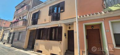 Casa indipendente con cortile su 3 livelli