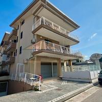 Appartamento con terrazzino e box Via Larga