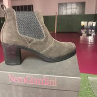 Stivaletto/tronchetto scamosciato Nero Giardini 39