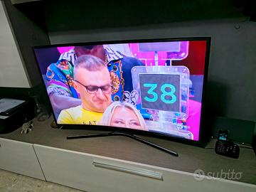 Smart TV Samsung 49 pollici modello Curvo