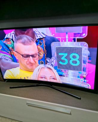 Smart TV Samsung 49 pollici modello Curvo