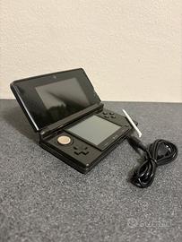 Nintendo 3ds con pennino e caricatore completo