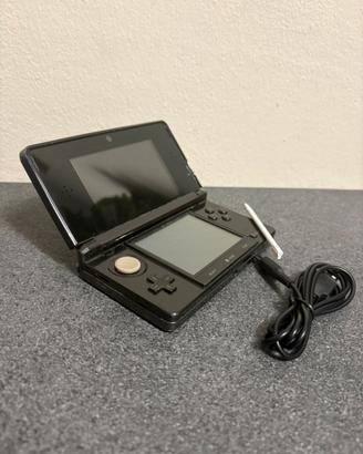 Nintendo 3ds con pennino e caricatore completo