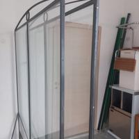Paravento in vetro ed acciaio robusto