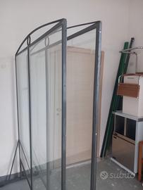 Paravento in vetro ed acciaio robusto