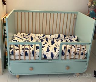 Lettino neonato Ikea azzurro con cassetto.